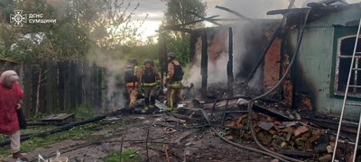 Війська РФ ударили по Білопіллю на Сумщині: згорів будинок Війська РФ ударили по Білопіллю на Сумщині: згорів будинок