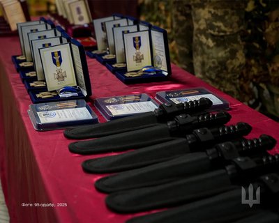 Воїни житомирської 95-ї десантно-штурмової бригади отримали нагороди від полковника Маришева Воїни житомирської 95-ї десантно-штурмової бригади отримали нагороди від полковника Маришева