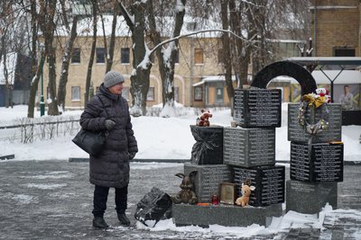 Пам'ятник загиблим дітям у центральному парку Харкова Пам'ятник загиблим дітям у центральному парку Харкова