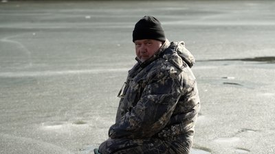 "Можна ще машиною їздити": що кажуть рибалки у Чернігові, які ловлять рибу на кризі у +12ºС "Можна ще машиною їздити": що кажуть рибалки у Чернігові, які ловлять рибу на кризі у +12ºС