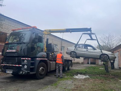 У Вінниці три покинуті автомобілі примусово перевезли на спецмайданчик У Вінниці три покинуті автомобілі примусово перевезли на спецмайданчик
