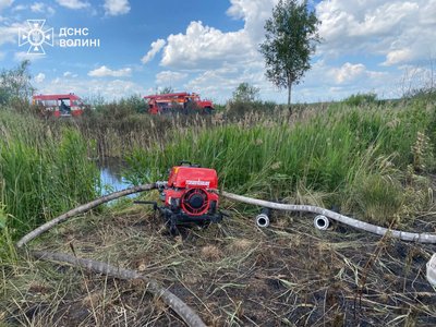 Тліє другий день: у Луцькому районі гасять пожежу торфна площі 4 га
