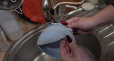 "Вода питна гірша, ніж технічна". Жителі селища Солоне на Дніпропетровщині скаржаться на якість води "Вода питна гірша, ніж технічна". Жителі селища Солоне на Дніпропетровщині скаржаться на якість води