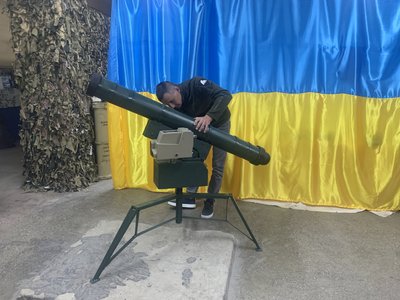 На Закарпатті волонтери виготовляють макети протитанкових ракетних комплексів для військових На Закарпатті волонтери виготовляють макети протитанкових ракетних комплексів для військових