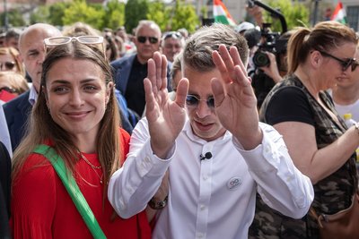 Петер Мадяр зі своєю партнеркою Евелін Фогель під час одного з антиурядових протестів у Будапешті, Угорщина, 6 квітня 2024 року Петер Мадяр зі своєю партнеркою Евелін Фогель під час одного з антиурядових протестів у Будапешті, Угорщина, 6 квітня 2024 року