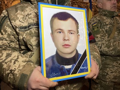 У Полтаві попрощалися із трьома військовими, які загинули на війні з РФ У Полтаві попрощалися із трьома військовими, які загинули на війні з РФ