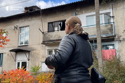 Переселенка з Мирнограда Юлія стоїть біля пошкодженого російським обстрілом будинку Степанівка Донецька область 15 жовтня 2025 рік Переселенка з Мирнограда Юлія стоїть біля пошкодженого російським обстрілом будинку Степанівка Донецька область 15 жовтня 2025 рік