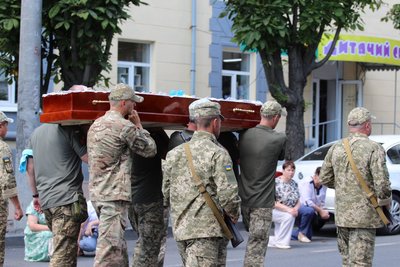 На щиті: в Умані на Черкащині попрощались з військовослужбовцем На щиті: в Умані на Черкащині попрощались з військовослужбовцем