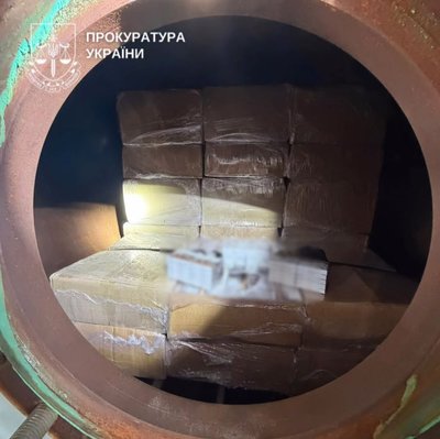 Заховані сигарети в газовій цистерні вантажівки, які водій намагався незаконно вивезти з України Заховані сигарети в газовій цистерні вантажівки, які водій намагався незаконно вивезти з України