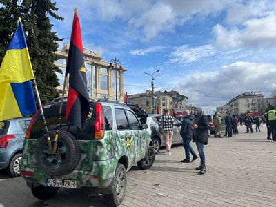 У Луцьку влаштували автопробіг на підтримку військовополонених У Луцьку влаштували автопробіг на підтримку військовополонених