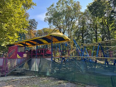 Атракціон «Говерла» у парку Шевченка у Чернівцях Атракціон «Говерла» у парку Шевченка у Чернівцях