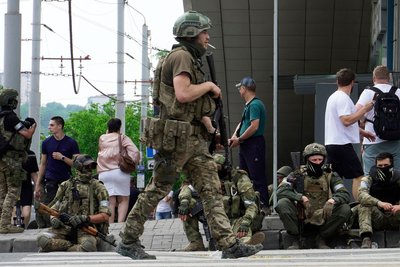 Члени ПВК "Вагнер" сидять на бордюрі під час "патрулювання" центру Ростова-на-Дону, 24 червня 2023 року Члени ПВК "Вагнер" сидять на бордюрі під час "патрулювання" центру Ростова-на-Дону, 24 червня 2023 року
