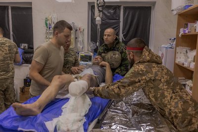 медики і поранений військовий у стабілізаційному пункті, 33 бригада Донеччина 14 жовтня 2024 року медики і поранений військовий у стабілізаційному пункті, 33 бригада Донеччина 14 жовтня 2024 року