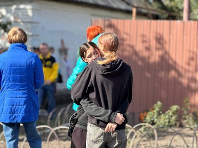«Дві години побув, і більше в мене нема сина». У Синельниковому попрощалися з 15-річним Русланом, загиблим через удар РФ «Дві години побув, і більше в мене нема сина». У Синельниковому попрощалися з 15-річним Русланом, загиблим через удар РФ