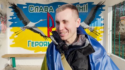 "Це та ж сама війна": на Прилуччині зустрічали Олександра Гуділіна, що приїхав до родичів після майже трьох років полону "Це та ж сама війна": на Прилуччині зустрічали Олександра Гуділіна, що приїхав до родичів після майже трьох років полону