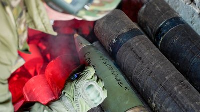 Бійці штурмового полку "Цунамі" артилеристи снаряд 105-калібру та порохові заряди Донецька область 6 січня 2025 рік Бійці штурмового полку "Цунамі" артилеристи снаряд 105-калібру та порохові заряди Донецька область 6 січня 2025 рік