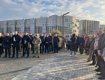 1000 днів війни. У Чернівцях на Алеї Слави вшанували памʼять загиблих військових 1000 днів війни. У Чернівцях на Алеї Слави вшанували памʼять загиблих військових
