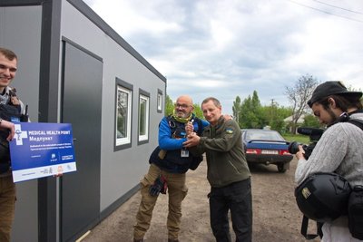 Люди на відкритті модульного пункту Люди на відкритті модульного пункту