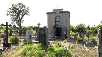 На старому католицькому кладовищі у Здолбунові ремонтують каплицю початку ХХ століття На старому католицькому кладовищі у Здолбунові ремонтують каплицю початку ХХ століття