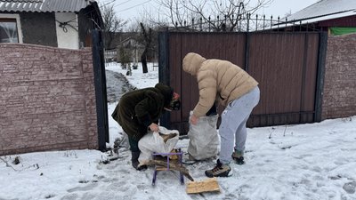 Ігор допомагає літній жінці скласти дрова у мішок Добропілля Донецька область 3 січня 2026 рік Ігор допомагає літній жінці скласти дрова у мішок Добропілля Донецька область 3 січня 2026 рік