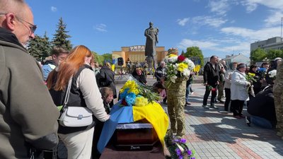 З військовими Віктором Матяхом та Анатолієм Весною попрощалися у Рівному З військовими Віктором Матяхом та Анатолієм Весною попрощалися у Рівному