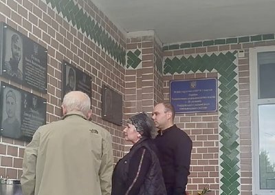 На Хмельниччині відкрили меморіальну дошку воїну Дмитру Людвіку На Хмельниччині відкрили меморіальну дошку воїну Дмитру Людвіку