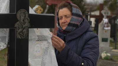 Як прикрашають могильні хрести на Рівненському Поліссі