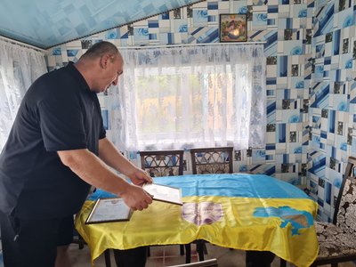 Юрій Огородній розповідає, що воїни вдячні жителям громади за підтримку. І, як свідчення, показує військові трофеї із фронту Юрій Огородній розповідає, що воїни вдячні жителям громади за підтримку. І, як свідчення, показує військові трофеї із фронту