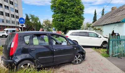 В'їхав у паркан приватного будинку: у Черкасах поліція розслідує ДТП