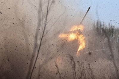 Військовослужбовці 68 бригади ЗСУ стріляють з РСЗВ "Град" поблизу Покровська на Донеччині Військовослужбовці 68 бригади ЗСУ стріляють з РСЗВ "Град" поблизу Покровська на Донеччині