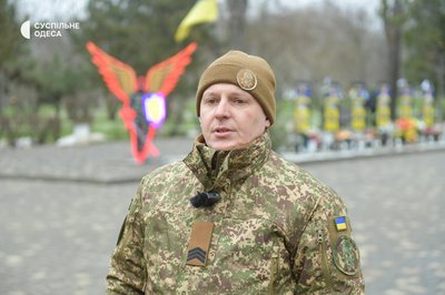 В Одесі до Дня Соборності розгорнули 13-метровий прапор і утворили символічний ланцюг єдності В Одесі до Дня Соборності розгорнули 13-метровий прапор і утворили символічний ланцюг єдності