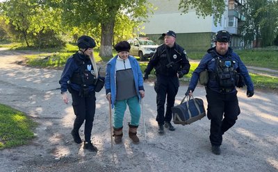 Єдина жінка-поліцейська спецпідрозділу "Білий Янгол" на Сумщині евакуює людей з-під обстрілів Єдина жінка-поліцейська спецпідрозділу "Білий Янгол" на Сумщині евакуює людей з-під обстрілів
