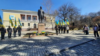 У Кропивницькому покладанням квітів до пам'ятника та читанням поезії відзначили 212-річчя Тараса Шевченка У Кропивницькому покладанням квітів до пам'ятника та читанням поезії відзначили 212-річчя Тараса Шевченка