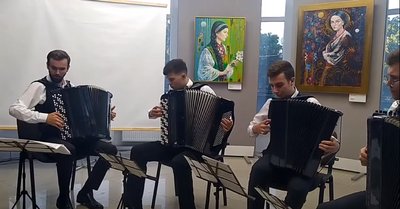 Учасники колективу "Grand Classic" під час фінального благодійного концерту Учасники колективу "Grand Classic" під час фінального благодійного концерту