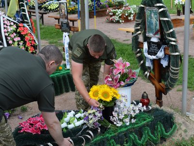 У Житомирі родині загиблого прикордонника Василя Гречуха вручили державну нагороду У Житомирі родині загиблого прикордонника Василя Гречуха вручили державну нагороду