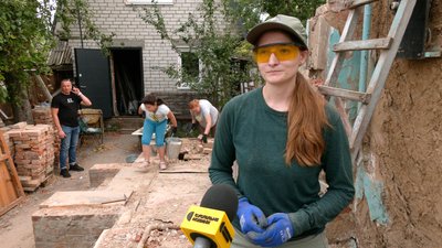"Не вистачає чоловічих рук": як у Чернігові волонтери розбирають зруйнований росіянами будинок "Не вистачає чоловічих рук": як у Чернігові волонтери розбирають зруйнований росіянами будинок