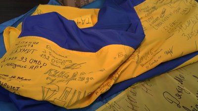 "Тут навіть на прапорі є кров бійця": хмельницькі волонтери зберігають стяги з історіями військових "Тут навіть на прапорі є кров бійця": хмельницькі волонтери зберігають стяги з історіями військових