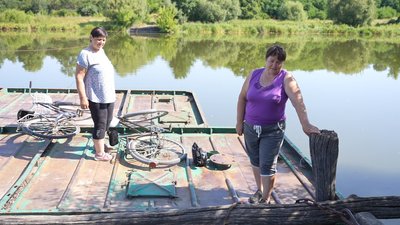Ручний пором через Південний Буг: як у селі на Вінниччині зберігають частину історії села