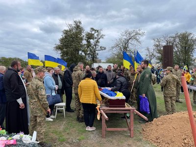 "Назавжди залишиться 22": на Миколаївщині провели в останню путь полеглого бійця Віктора Мороза "Назавжди залишиться 22": на Миколаївщині провели в останню путь полеглого бійця Віктора Мороза