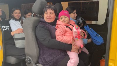 “Дронів дуже багато, небезпечно залишатися”. Як евакуюють людей з Донеччини “Дронів дуже багато, небезпечно залишатися”. Як евакуюють людей з Донеччини