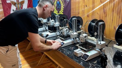 Волонтер із Рівненщини показав, як виготовляє комплектуючі до дронів на 3D-принтерах Волонтер із Рівненщини показав, як виготовляє комплектуючі до дронів на 3D-принтерах