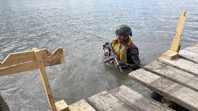 Морпіх під час долання смуги перешкод на воді Морпіх під час долання смуги перешкод на воді