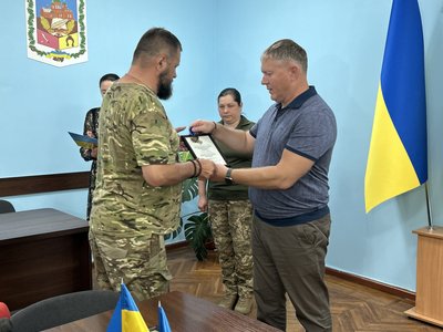 У Кременчуці трьох військових відзначили державними нагородами У Кременчуці трьох військових відзначили державними нагородами
