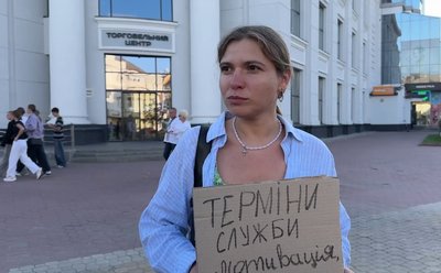За словами учасниці акції Юлії, законопроєкти №13260 та №13452 дискримінують військових За словами учасниці акції Юлії, законопроєкти №13260 та №13452 дискримінують військових