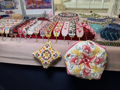 Аромасвічки, цукерки та "швидкі побачення": що пропонують на крафтовому ярмарку в Сумах Аромасвічки, цукерки та "швидкі побачення": що пропонують на крафтовому ярмарку в Сумах