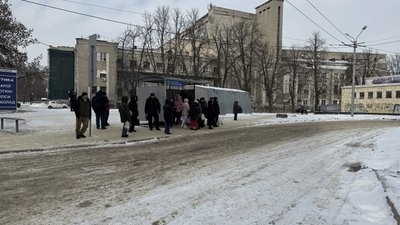 Люди на зупинці в Харкові, 5 лютого 2026 року Люди на зупинці в Харкові, 5 лютого 2026 року