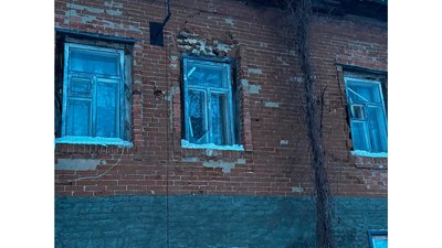 Росіяни ударними дронами атакували Новгород-Сіверський: пошкоджені будинки та авто