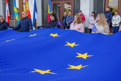 Прапор Європейського Союзу, розгорнули прапор, Тернопіль, травень 2025 Прапор Європейського Союзу, розгорнули прапор, Тернопіль, травень 2025