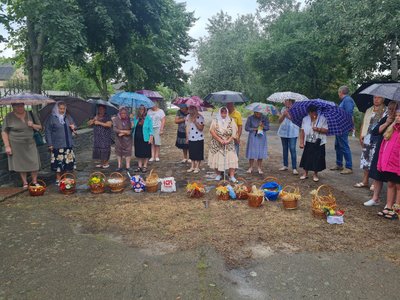 Конфлікт між вірянами ПЦУ та УПЦ у селі Старосільці на Житомирщині: священнослужіння біля закритого храму Конфлікт між вірянами ПЦУ та УПЦ у селі Старосільці на Житомирщині: священнослужіння біля закритого храму