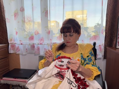 "Моя родина — це мої вишивки": як майстриня з інвалідністю у Бурині створює свої роботи "Моя родина — це мої вишивки": як майстриня з інвалідністю у Бурині створює свої роботи